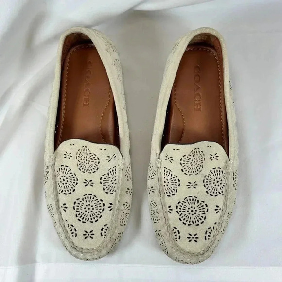 Coach Scallop Medallion Size 7B Suede Loafers Cream Laser Cut Luxury Driving - Picture 3 of 11
